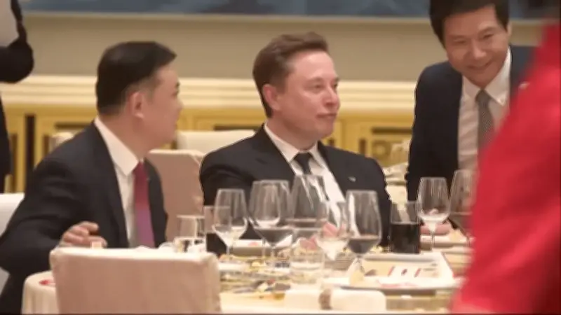 CEO Xiaomi Lôi Quân selfie cùng Elon Musk bằng Xiaomi 17 Pro gây sốt