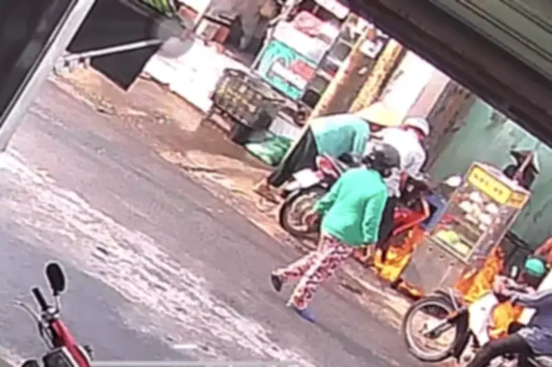 Chở can xăng rò rỉ, người đàn ông bốc cháy cùng xe máy