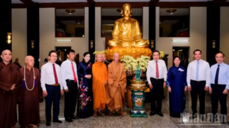Chủ tịch Quốc hội thăm chúc mừng Đại lễ Phật đản 2026