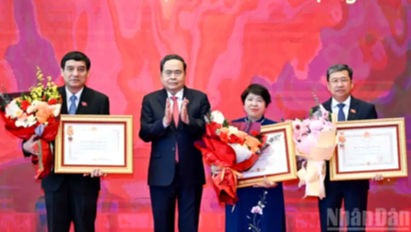 Chủ tịch Quốc hội Trần Thanh Mẫn trao tặng Huân chương cho các đơn vị và cá nhân xuất sắc