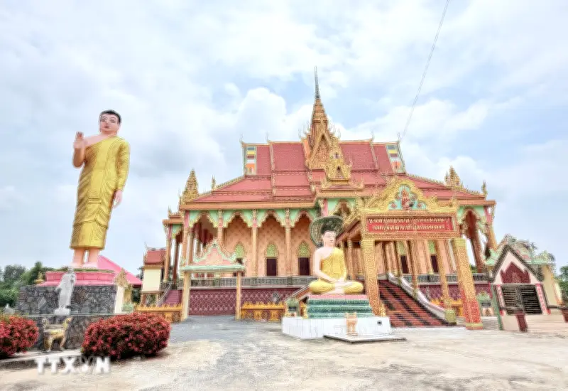 Chiêm ngưỡng quần thể tượng Phật quy mô lớn tại chùa Khmer An Giang