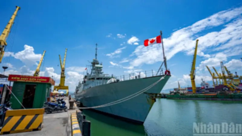 Chiến hạm Canada HMCS Charlottetown cập cảng Đà Nẵng, tăng cường hợp tác quốc phòng