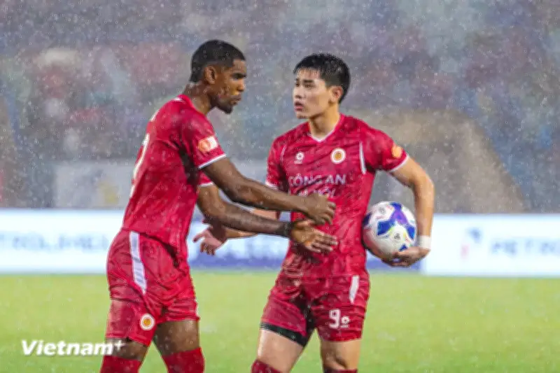 Chiến thắng V-League: Cận cảnh đỉnh bạc và tranh đá phạt đền trong ngày Công an Hà Nội vô địch
