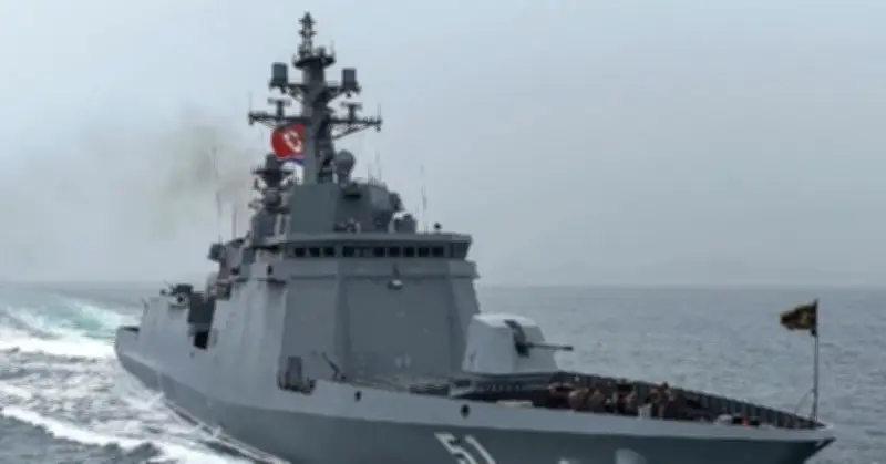 Chùm ảnh ông Kim Jong-un và con gái trên chiến hạm 5.000 tấn của Triều Tiên