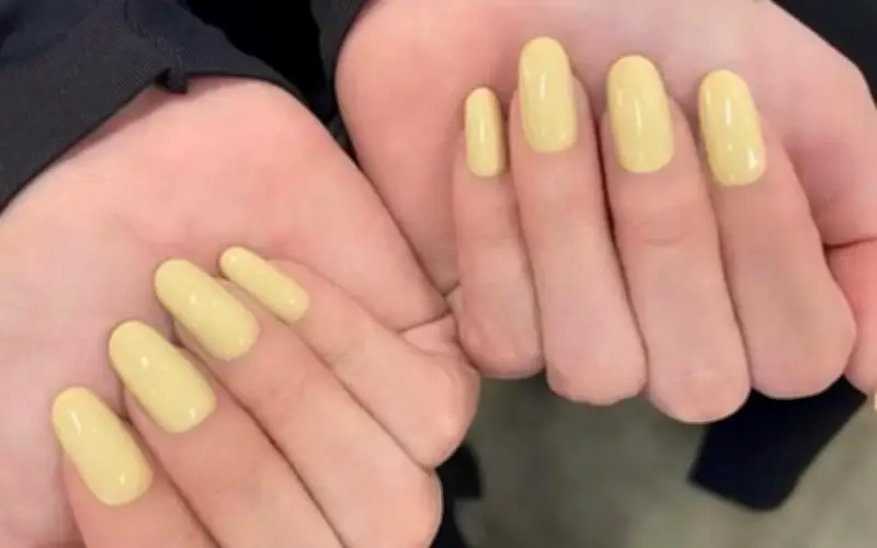 Chán màu nail trung tính? Những gam màu nổi bật và vàng bơ đáng thử