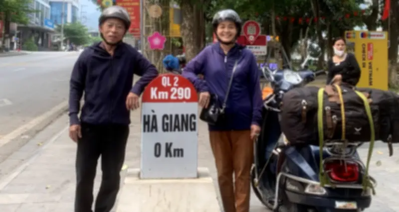 Chồng 70 tuổi, 11 năm lái xe máy đưa vợ xuyên Việt thực hiện lời hứa khi còn trẻ