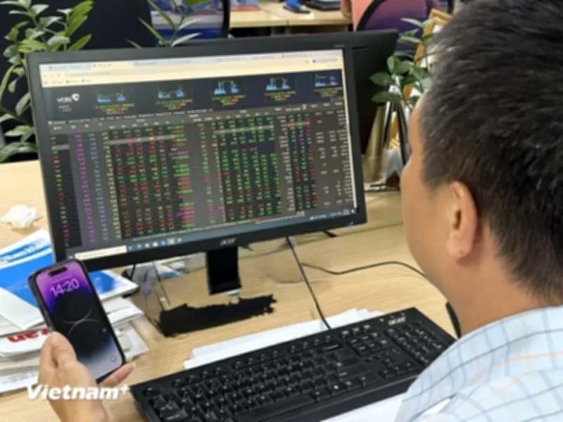Chứng khoán giảm nhẹ sau rung lắc, VN-Index quanh 1920 điểm