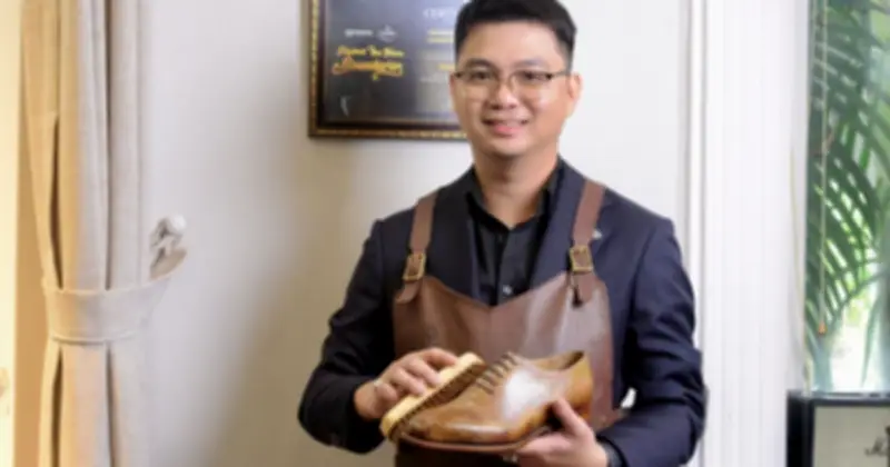 Chàng trai mặc vest đánh giày 10 năm: Không có nghề thấp hèn