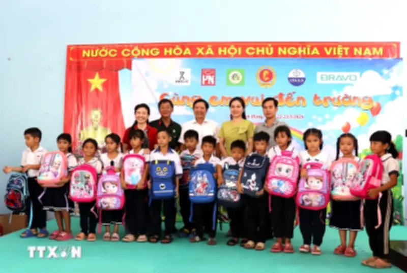 Chương trình 'Cùng em vui đến trường' tiếp sức học sinh khó khăn vùng biển