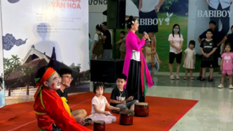 Chèo cổ vang lên giữa trung tâm thương mại hiện đại