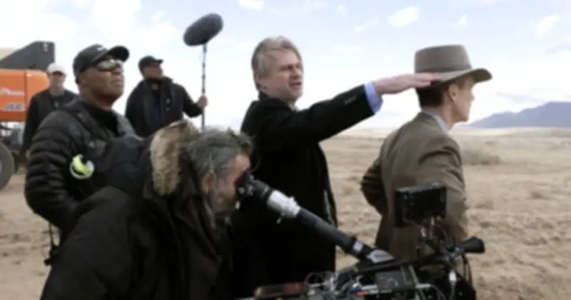 Christopher Nolan: 'Không hứng thú' với công nghệ, dùng điện thoại nắp gập
