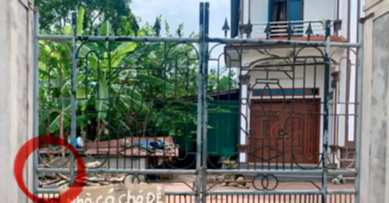 Chui qua cánh cổng đi chơi, bé gái chấn thương nặng vì kẹt cổ