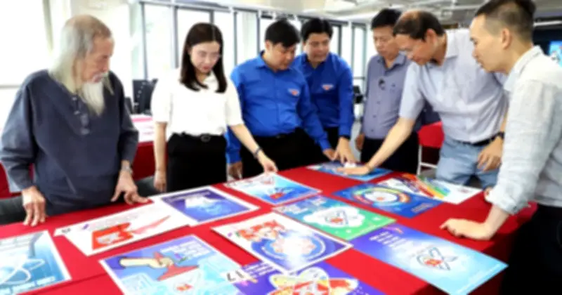 Chung khảo cuộc thi sáng tác tranh cổ động Đại hội Đoàn XIII