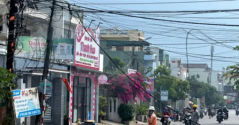 Cháy trụ điện ở Quảng Ngãi, người phụ nữ bỏ xe tháo chạy