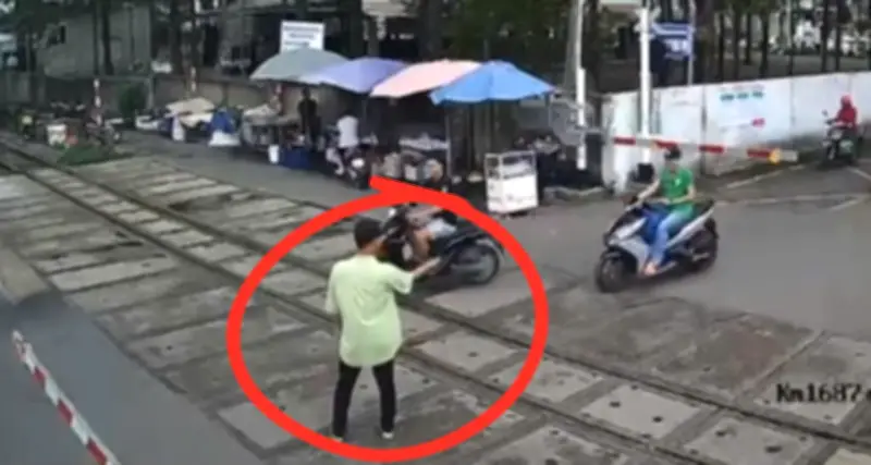 Clip hành động của người đàn ông khi barie đã hạ gây bức xúc