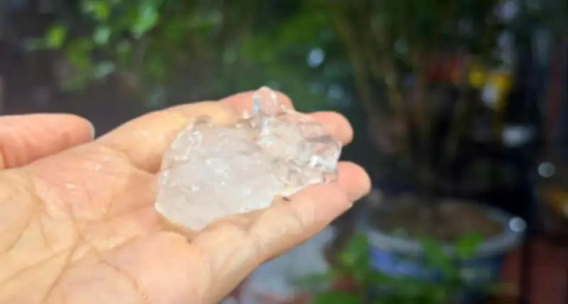 Clip mưa đá tại phường Long Biên, Hà Nội: Hạt to bằng quả trứng