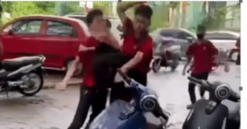 Clip nhóm thanh niên lao vào hành hung người giữa phố ở Hà Nội gây bức xúc