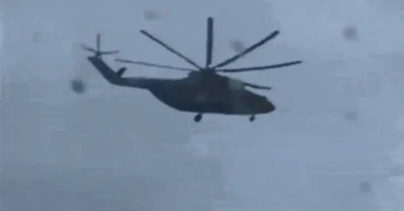 Clip trực thăng Mi-26 nâng hệ thống Pantsir lên nóc tòa nhà chọc trời ở Moscow