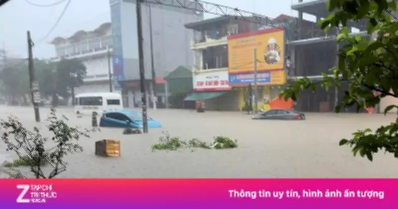 Cẩm Phả chìm trong biển nước, ô tô ngập gần tới nóc sau mưa lớn