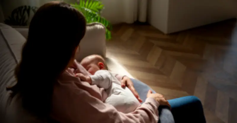 Cảm thấy có lỗi vì không có sữa nuôi con, sản phụ trầm cảm suýt ôm con tự tử