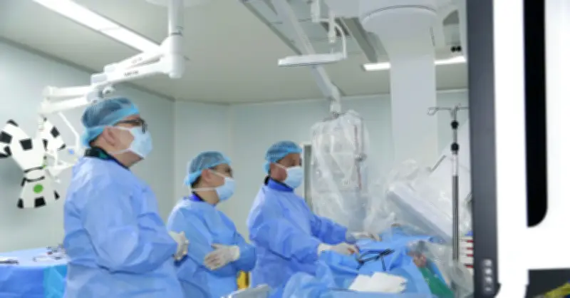 Căn bệnh khiến lồng ngực cô gái rung lên dữ dội