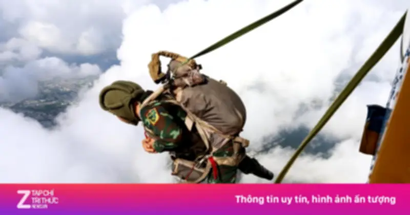 Cận cảnh màn nhảy dù xuyên mây của trinh sát đặc nhiệm