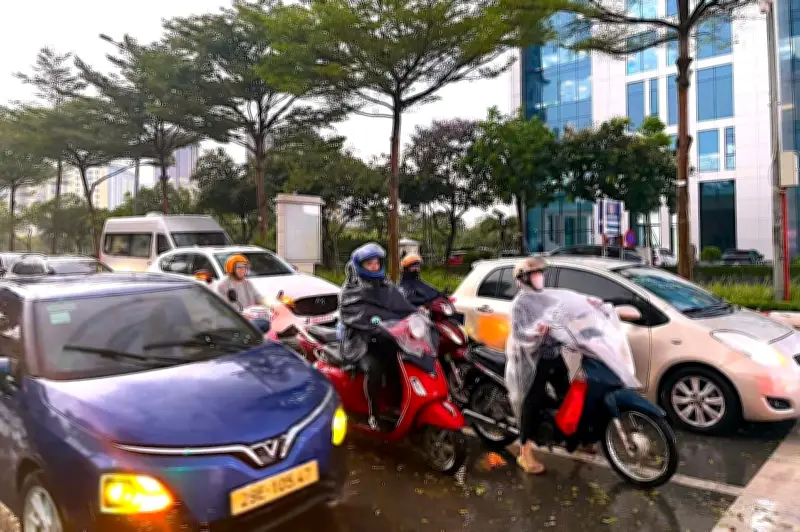 Cơn mưa vàng giải nhiệt cho Hà Nội sau nhiều ngày nắng nóng