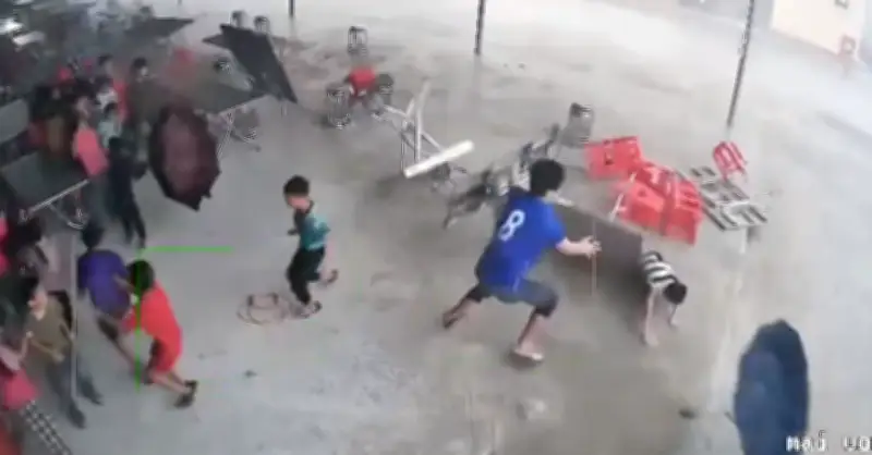 Cơn động bất ngờ quét qua trường học, bàn bị thổi bay vào học sinh