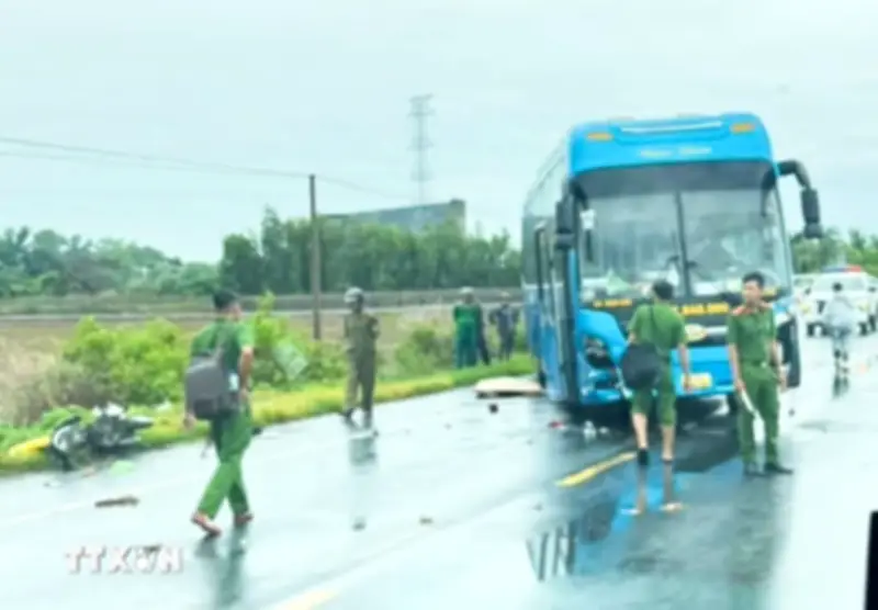 Cần Thơ: Ô tô khách va chạm 3 xe máy khiến 4 người thương vong