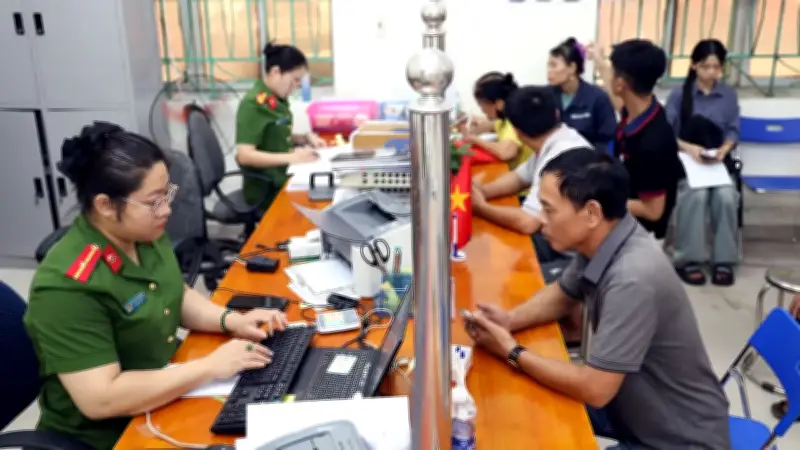 Công an cơ sở làm việc xuyên lễ, phục vụ nhân dân không kể ngày đêm