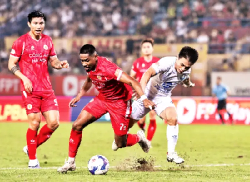 Công an Hà Nội thắng kịch tính 3-2, Đình Bắc lập cú đúp