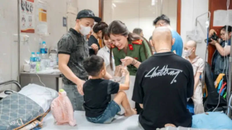 Công an Hà Nội trao quà cho bệnh nhi khó khăn dịp 1/6