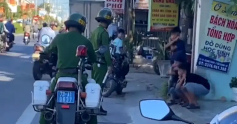 Công an nhắc nhở 3 học sinh vi phạm giao thông bằng cách đứng lên ngồi xuống