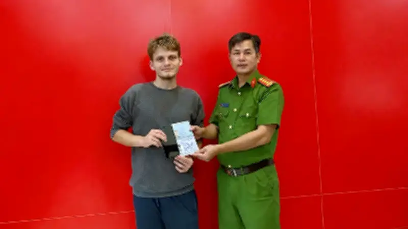 Công an phường Hạc Thành giúp du khách Mỹ tìm lại điện thoại thất lạc