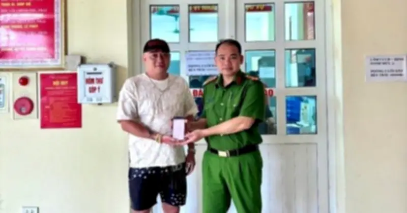 Công an phường Đông Kinh hỗ trợ người dân nhận lại 50 triệu chuyển nhầm