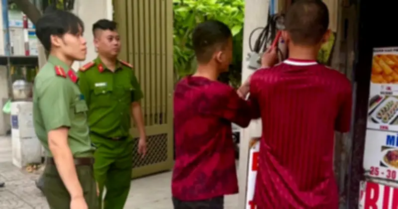 Công an phường Xuân Hòa xử lý 3 người dán quảng cáo trái phép