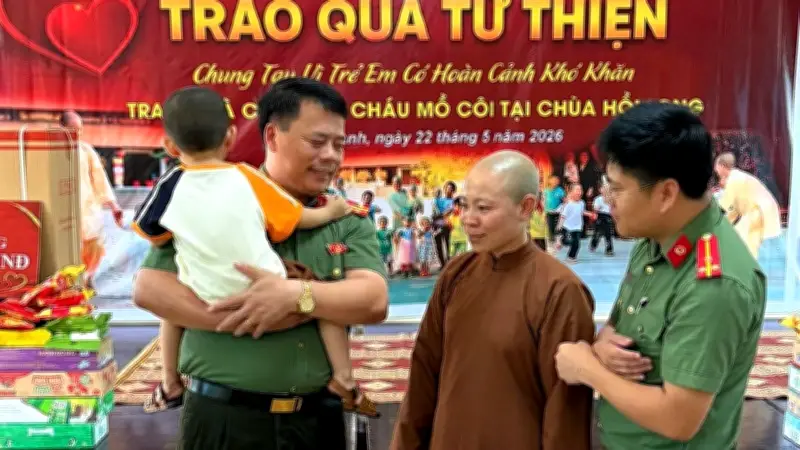 Công an Thanh Hóa trao quà thiện nguyện cho trẻ mồ côi và học sinh nghèo