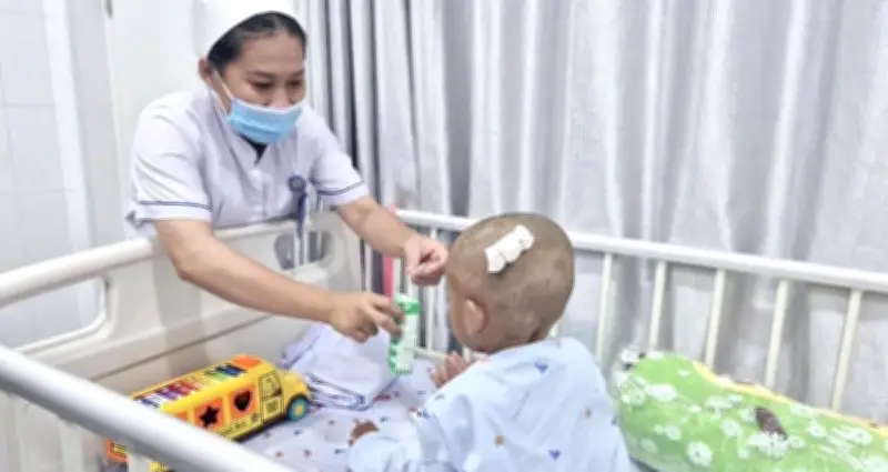 Công an tìm 5 người thân liên quan vụ bé trai 2 tuổi bị mẹ và cha dượng bạo hành