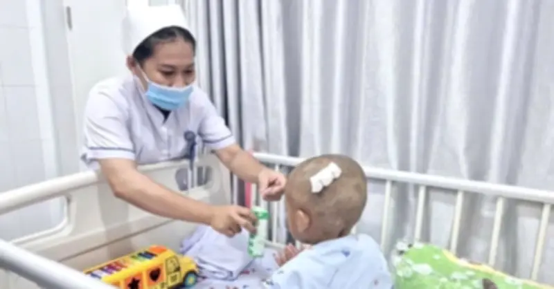 Công an tìm 5 người thân liên quan vụ bé trai bị bạo hành