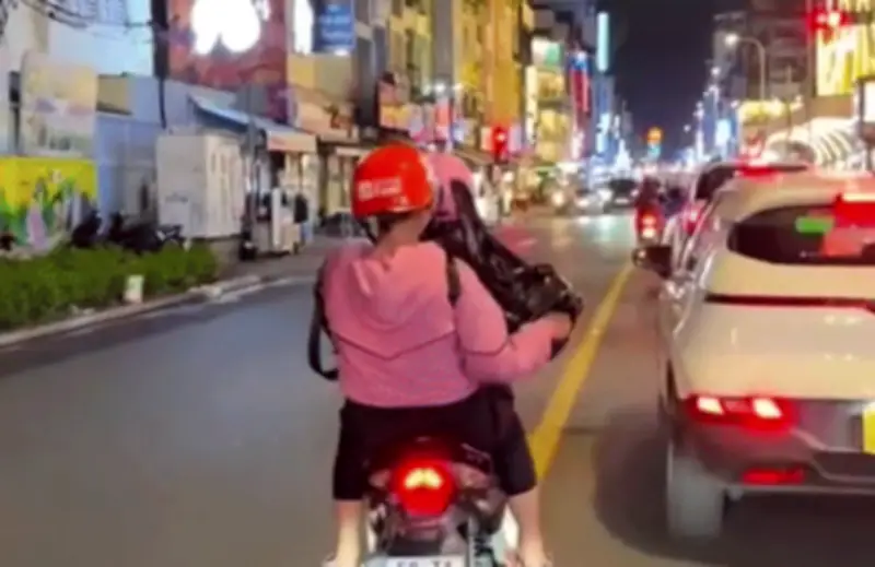 Công an vào cuộc vụ người phụ nữ rải vàng mã xuống đường ở TP.HCM