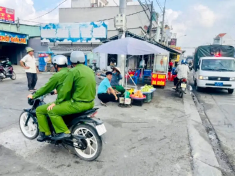 Công an xã Hà Bắc thi đua: Đại úy Vị đi xe máy không gương chiếu hậu khi làm nhiệm vụ