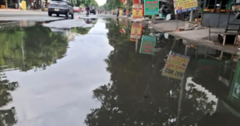 Cống nghẹt lâu ngày, nước thải tràn lan gây ô nhiễm tại Bình Thạnh