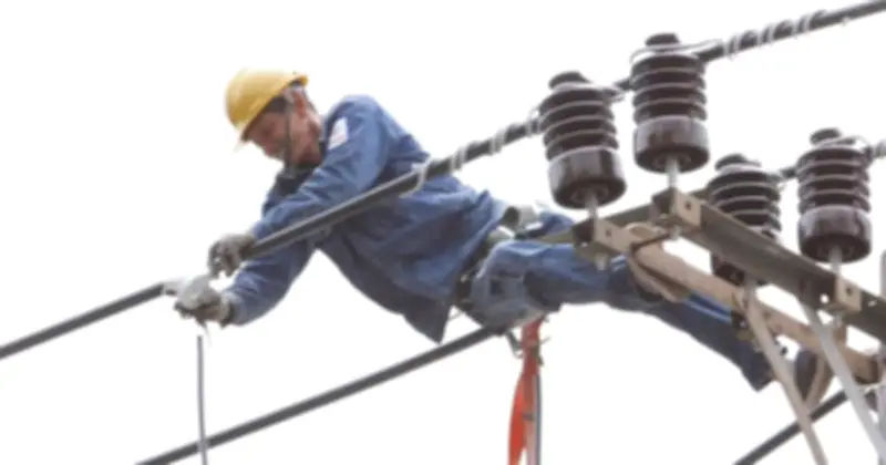 Công nhân điện lực làm việc cật lực nâng cấp lưới điện trong nắng nóng