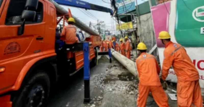 Công nhân điện lực TP.HCM miệt mài giữ sáng trong đêm