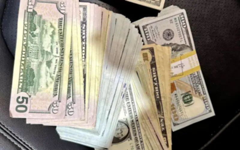 Công nhân xây dựng Mỹ trả lại hơn 30.000 USD nhặt được trong nhà vệ sinh