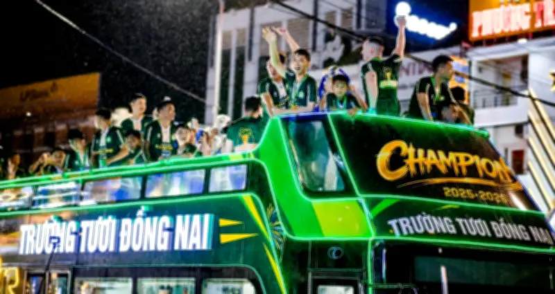 Công Phượng cùng Đồng Nai rước Cup dưới mưa, ăn mừng thăng hạng V-League
