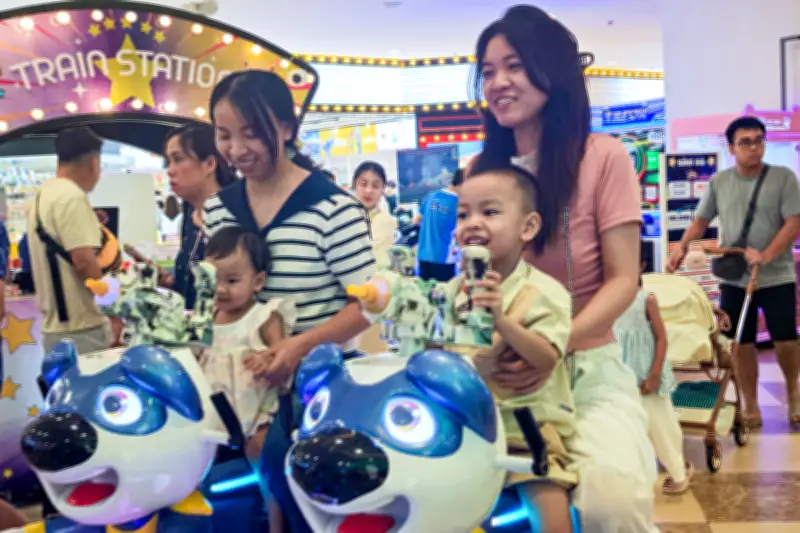 Công viên và khu vui chơi Hà Nội đông đúc dịp Tết Thiếu nhi