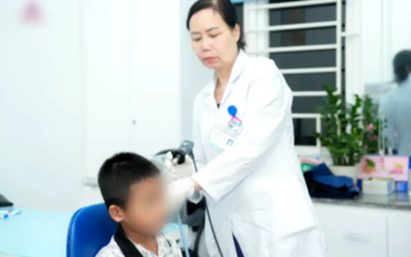 Cảnh báo nguy cơ viêm tai giữa ở trẻ khi đi bơi mùa hè