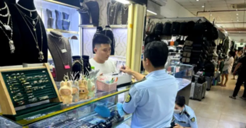 Cảnh giác với loa báo động giả: Bộ đàm cảnh giới không thoát đợt truy quét hàng giả ở TPHCM