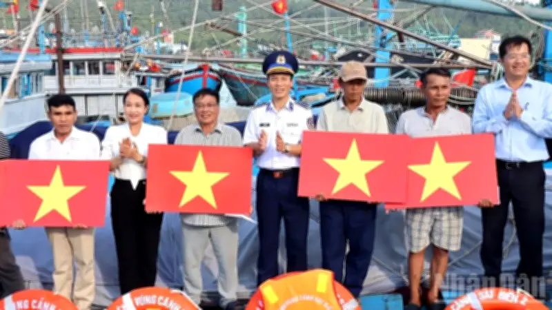 Cảnh sát biển 2 thăm hỏi, động viên ngư dân Quảng Ngãi sau hỏa hoạn